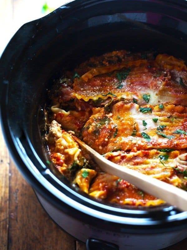 Super Easy Skinny Veggie Crockpot Lasagna - a handful of simple ingredients for a healthy family dinner. | https://slimming-trick.today